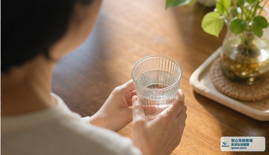 早上起床心里发慌 先坐下喝口水