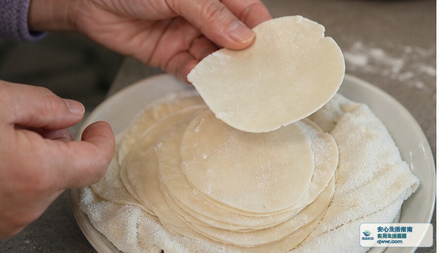 剩饺子皮发干变硬 先别再包馅吃