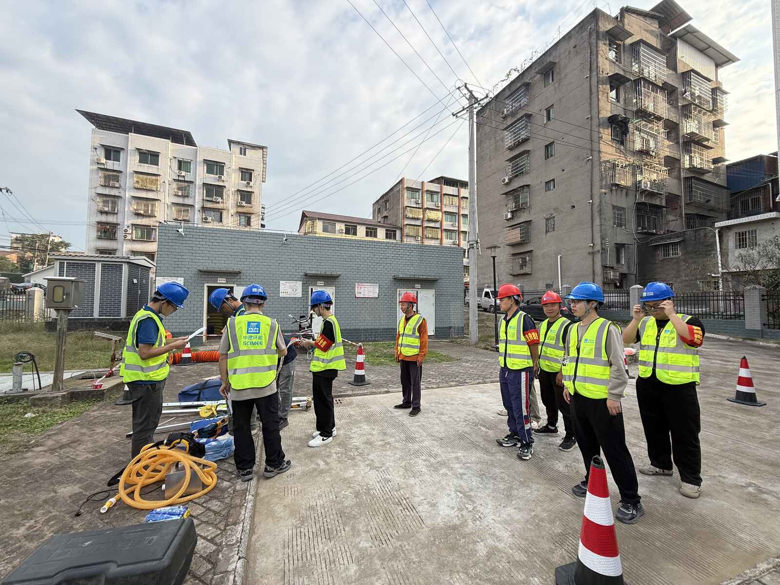 参演人员核对器材与岗位安排