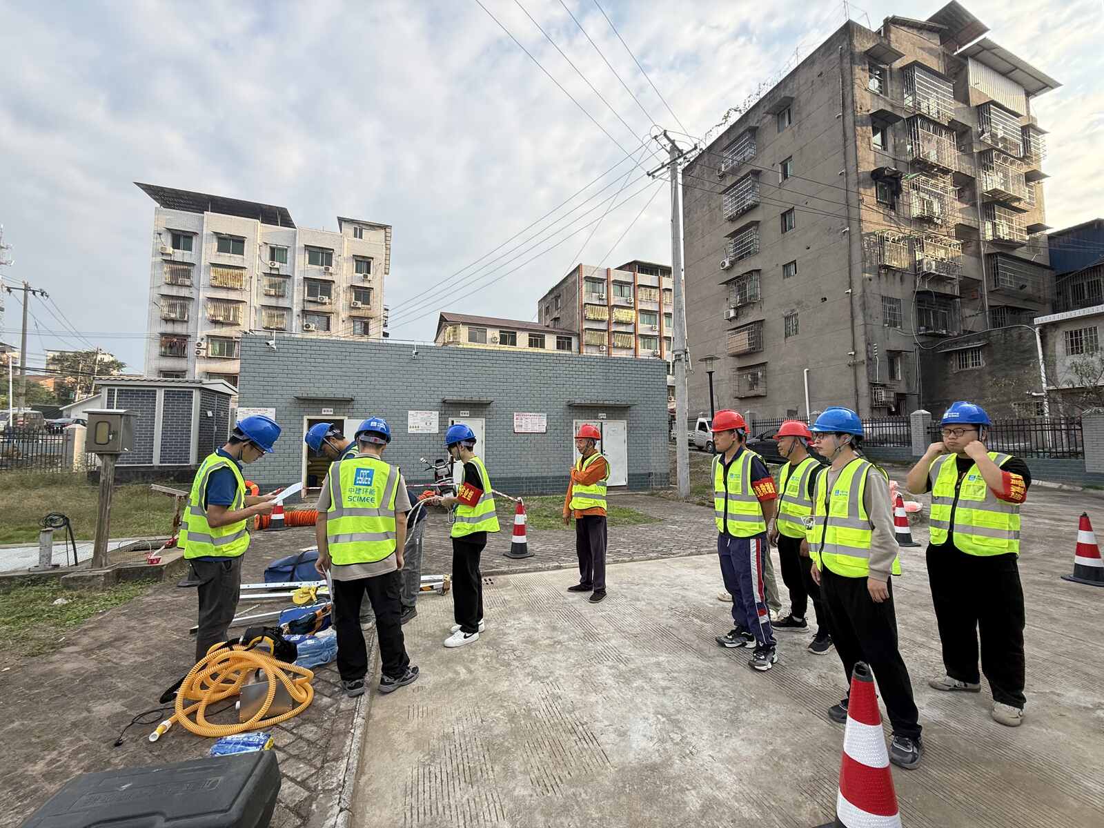 参演人员查看通风及救援装备