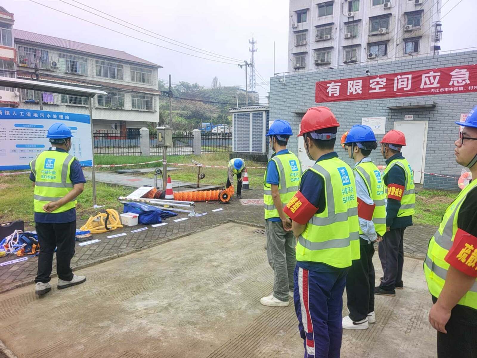 人员观摩作业点位和装备布置